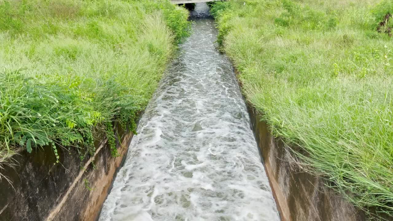 水从大坝流出来，把沿途的水都排走了。视频素材