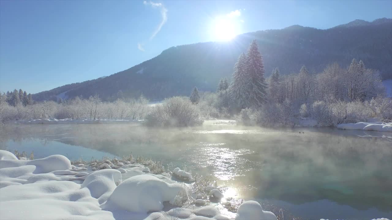 航拍:令人惊叹的泽伦奇泉自然保护区和深雪中的高山景观视频素材