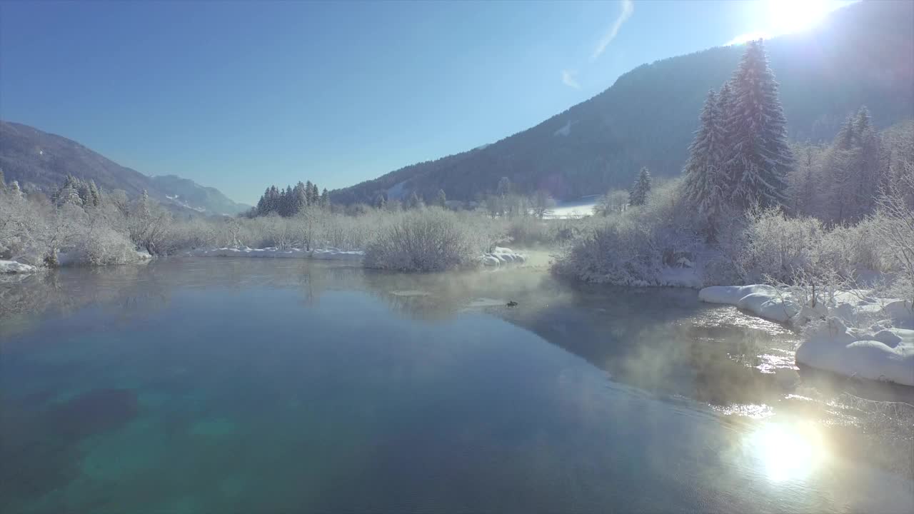 航拍:冬季仙境在泽伦奇泉覆盖着新鲜的雪毯视频素材