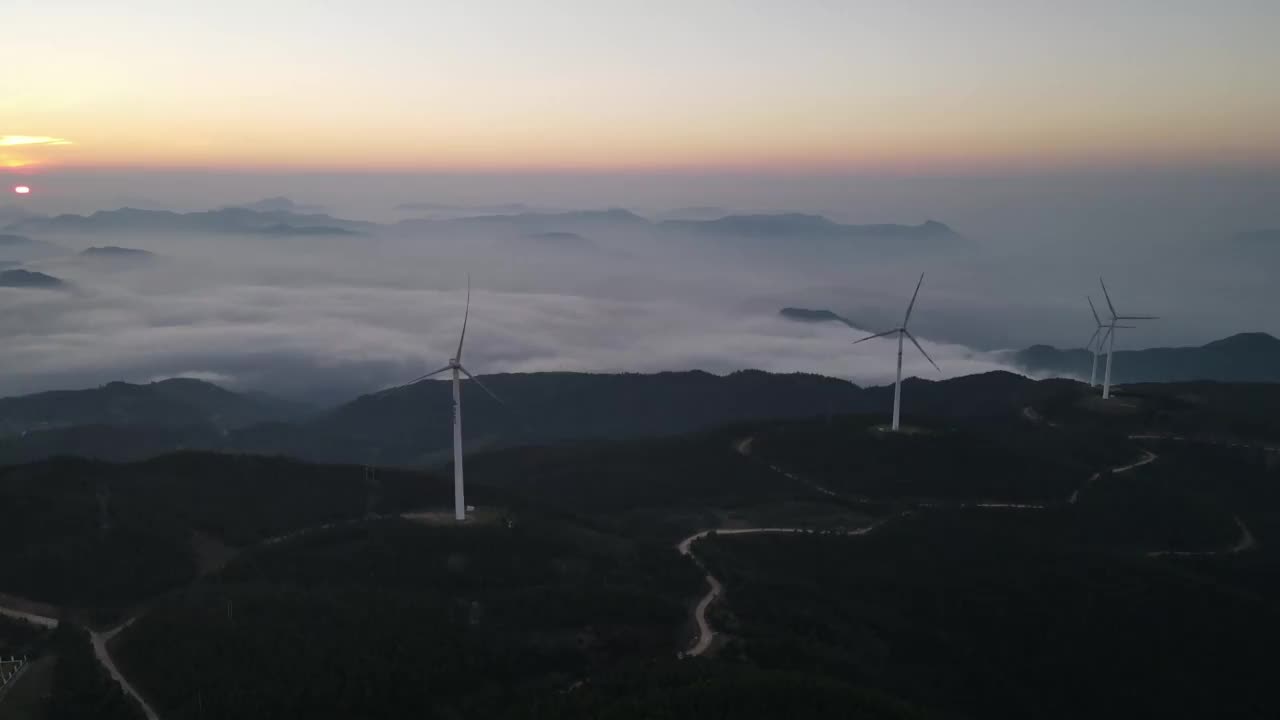 日出前的云海和山上的风力涡轮机视频素材