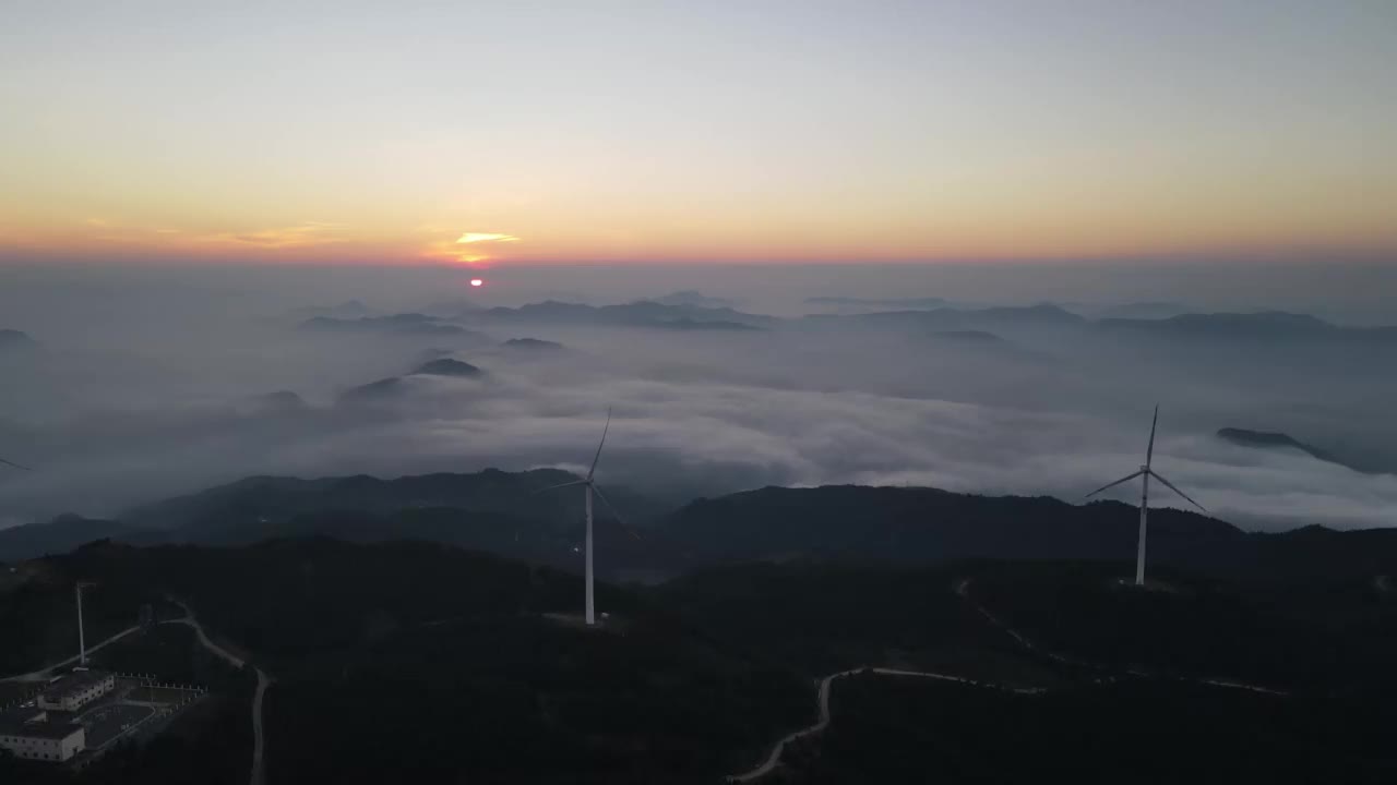 日出前的云海和山上的风力涡轮机视频素材