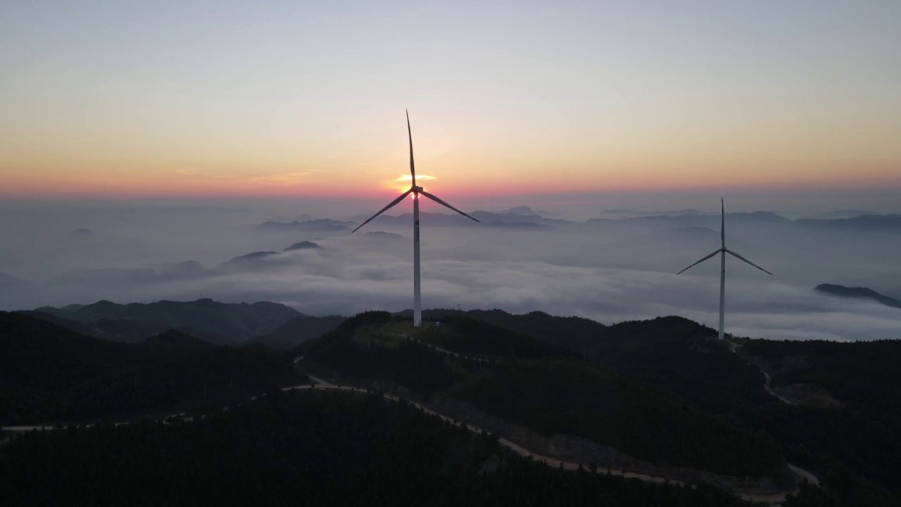 日出，云海，山脉和风力涡轮机视频素材