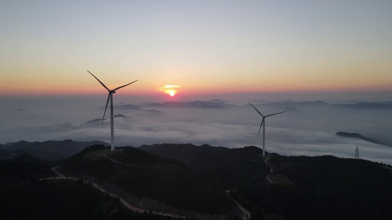 日出，云海，山脉和风力涡轮机视频素材