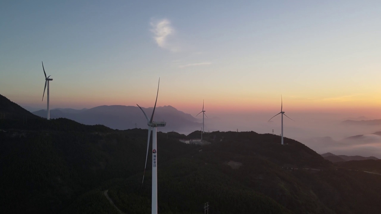 日出，云海，山脉和风力涡轮机视频素材