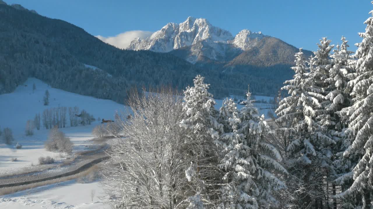 航拍:积雪覆盖的庞塞山脉耸立在萨瓦山谷，令人惊叹视频素材