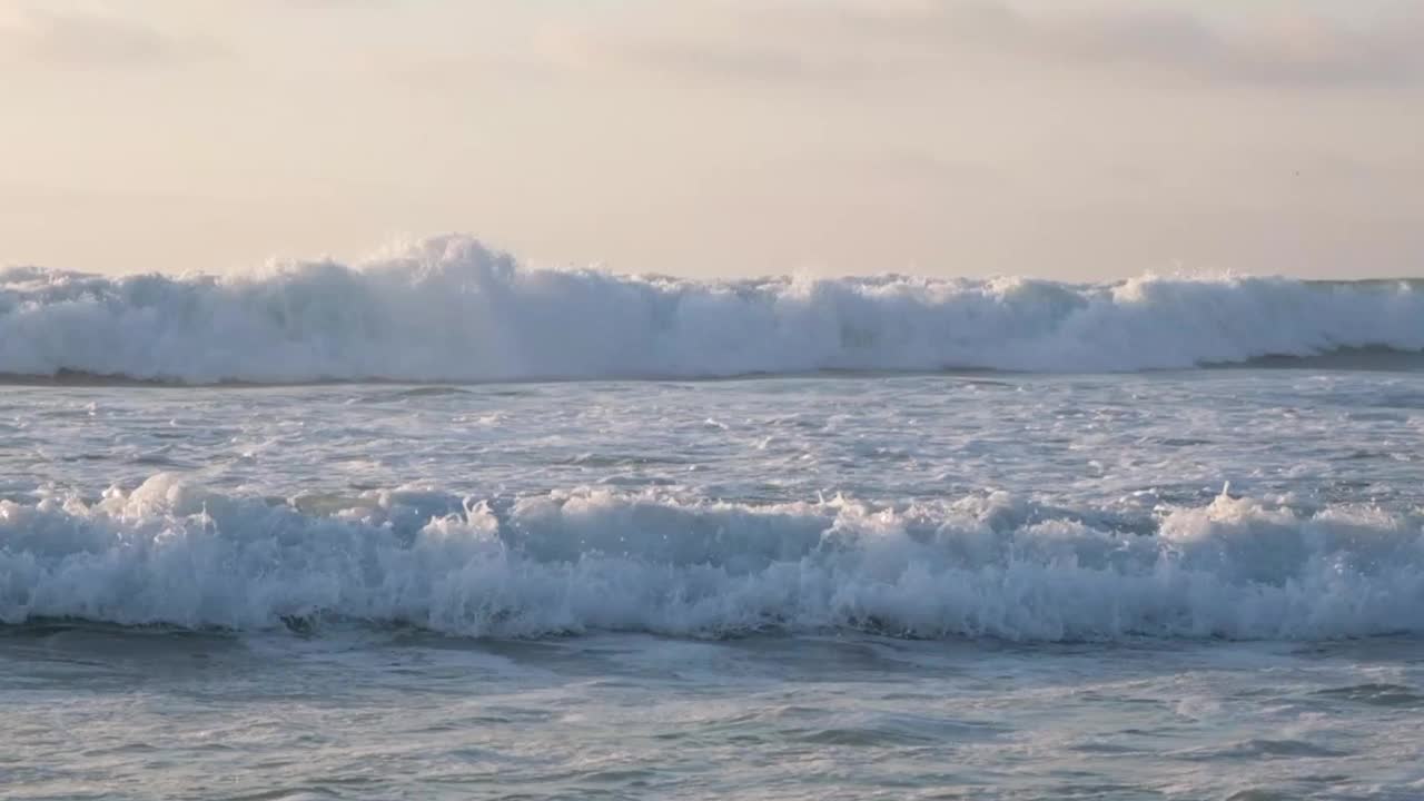 近距离观看大西洋空旷海岸的高浪。慢动作全高清视频，空荡美丽的夜晚海洋海滩。视频素材