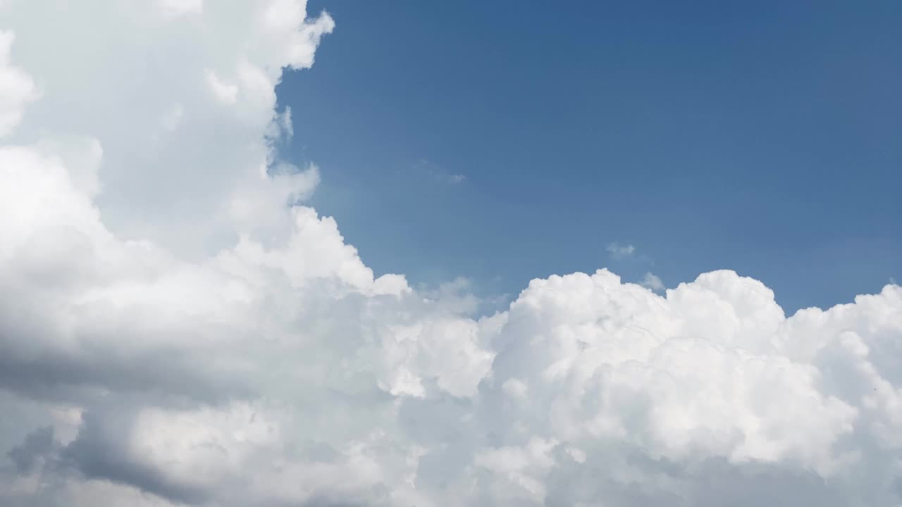 积雨云在蓝色的天空中膨胀上升。Cloudscape在日本视频素材