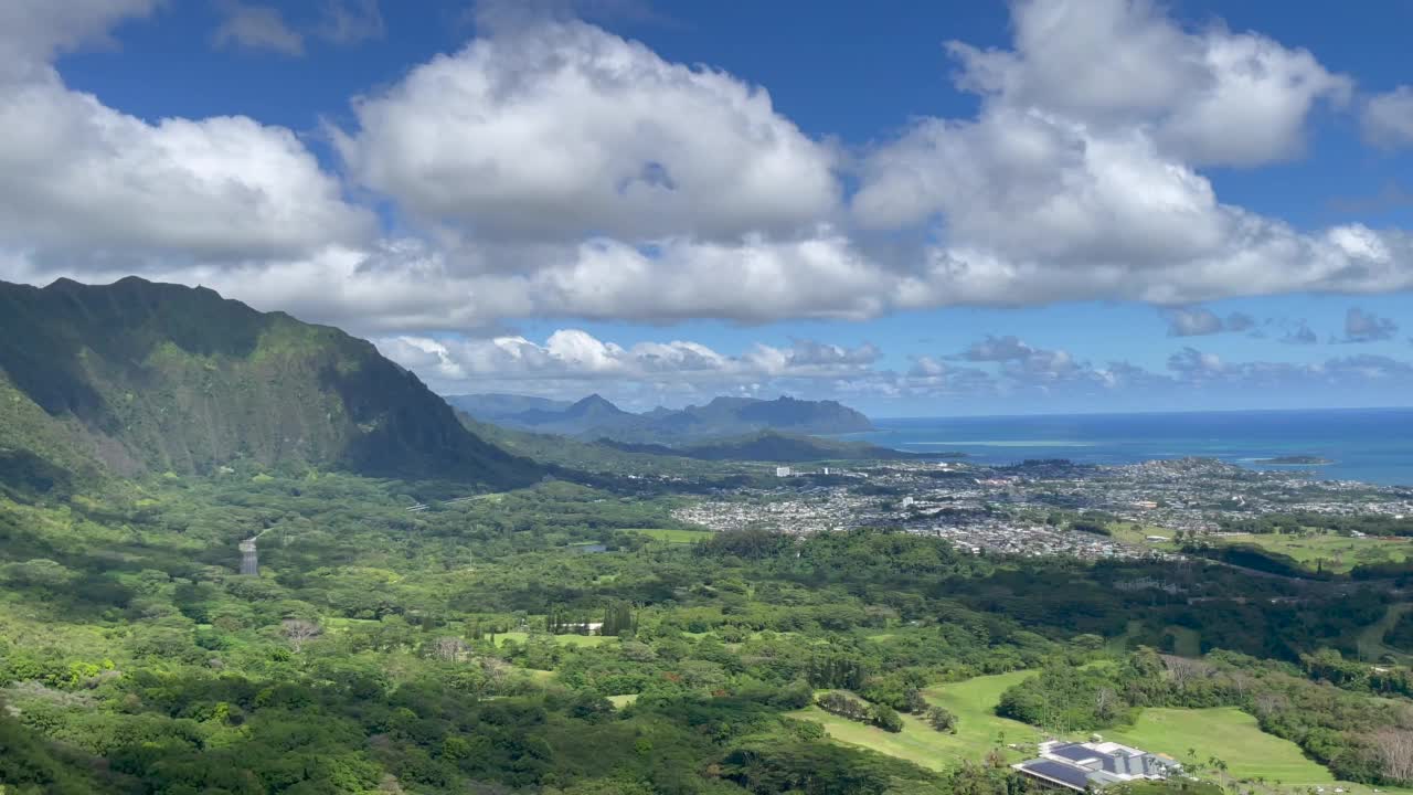 从夏威夷瓦胡岛Nuuanu Pali俯瞰的全景鸟瞰图视频素材