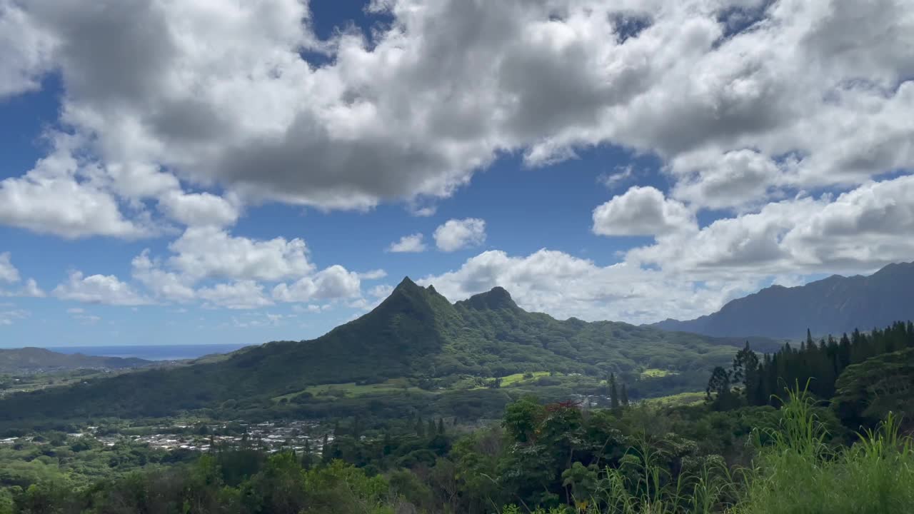 从夏威夷瓦胡岛Nuuanu Pali俯瞰的全景鸟瞰图视频素材