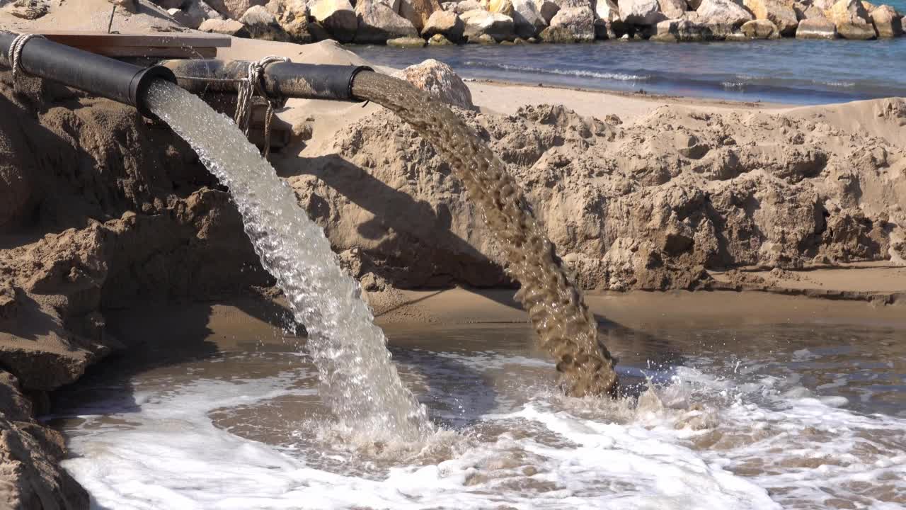 清洁和脏水通过管道排入自然环境。视频素材