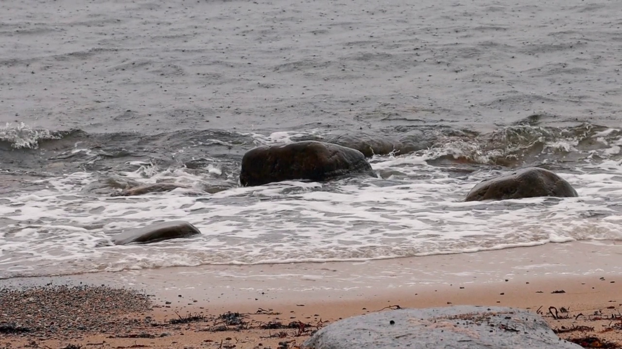 雨天和海上风暴。海滩上的海浪特写视频素材