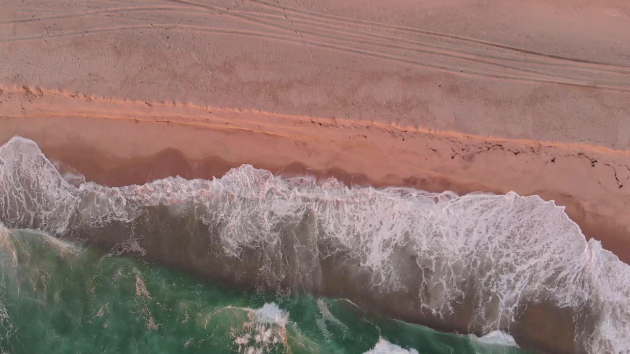 南塔开特岛Miacomet海滩上海浪的4K航拍镜头视频素材