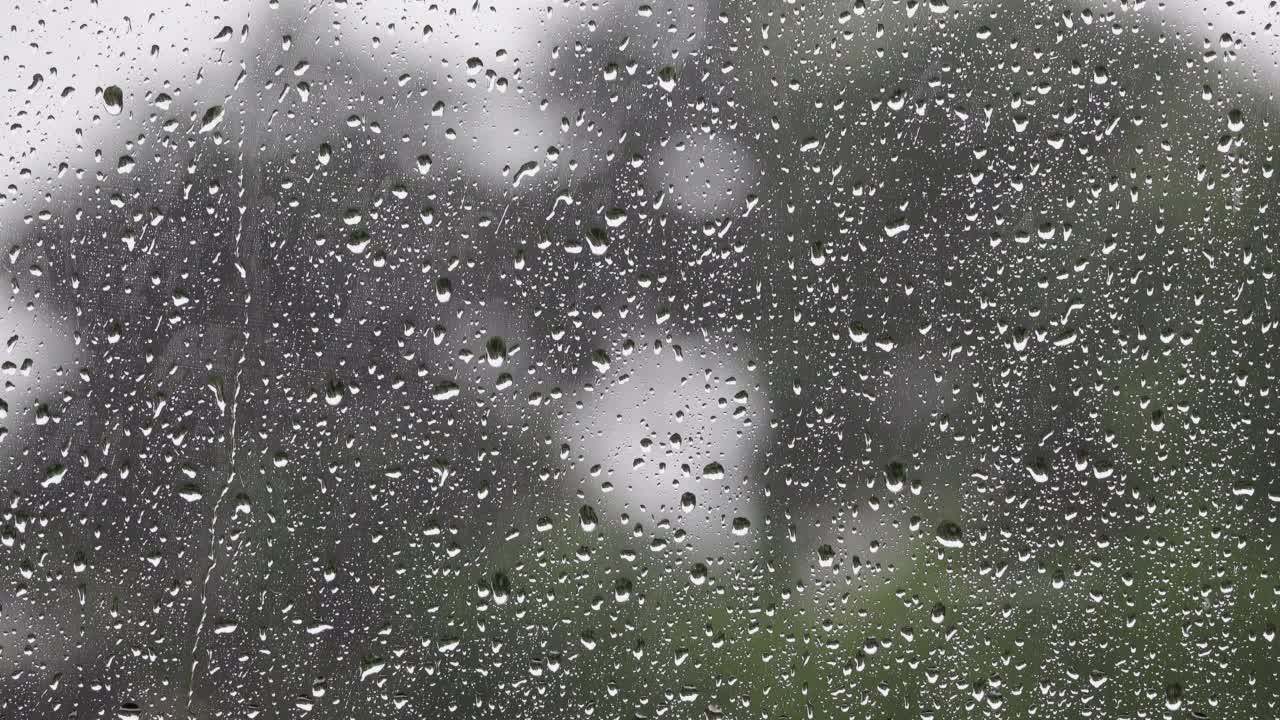 阴雨的天气背后的玻璃潮湿的窗户滴视频素材