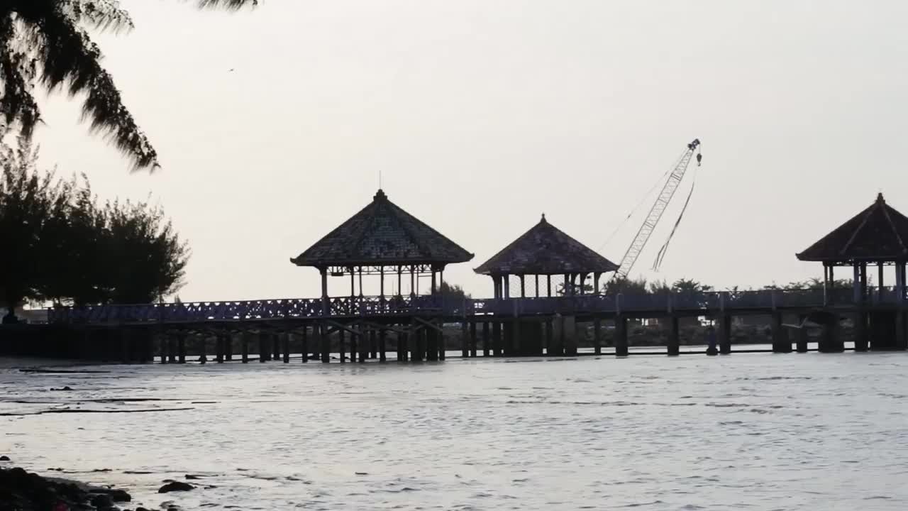 kartini海滩，伦邦，印度尼西亚。海洋的高清视频。爪哇。视频下载