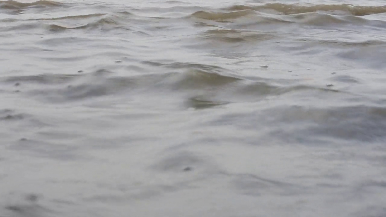 海浪撞击海滩卵石的低镜头。高清视频。海洋的股票视频下载