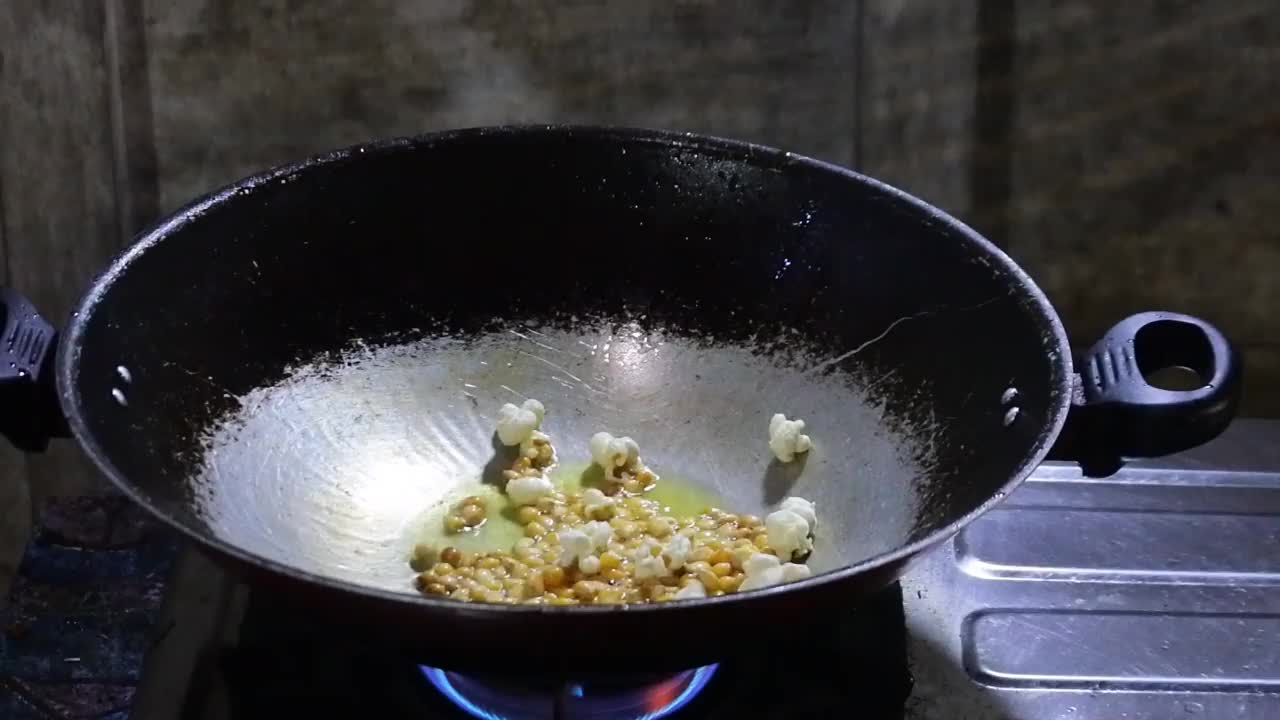 爆米花在锅里爆炸了。高清视频。视频下载