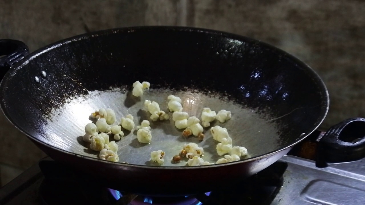 爆米花在锅里爆炸了。高清视频。视频下载