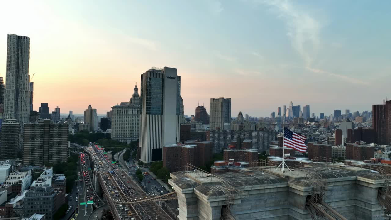 日落时分，布鲁克林大桥上，美国国旗降半旗盘旋在空中视频素材