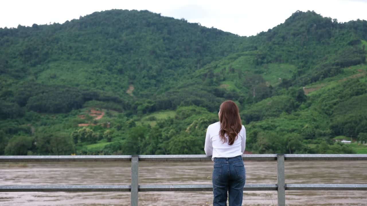 一个女人的后视图，看着湄公河和山景视频素材