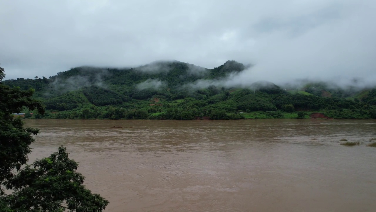 雾天无人机拍摄的湄公河景观和自然景观视频素材