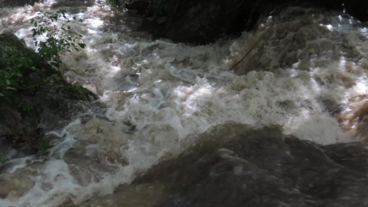 小溪的水在泥泞泛滥的河流视频素材