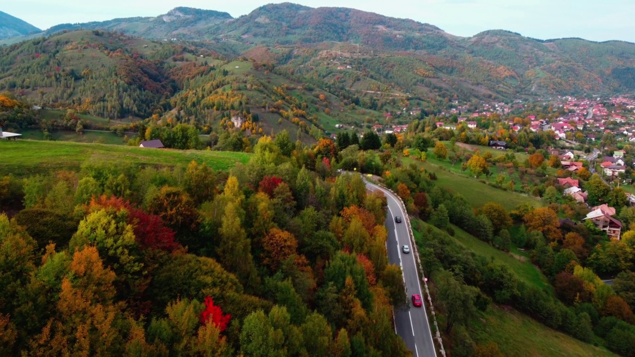 喀尔巴阡山脉蜿蜒道路的鸟瞰图。视频素材