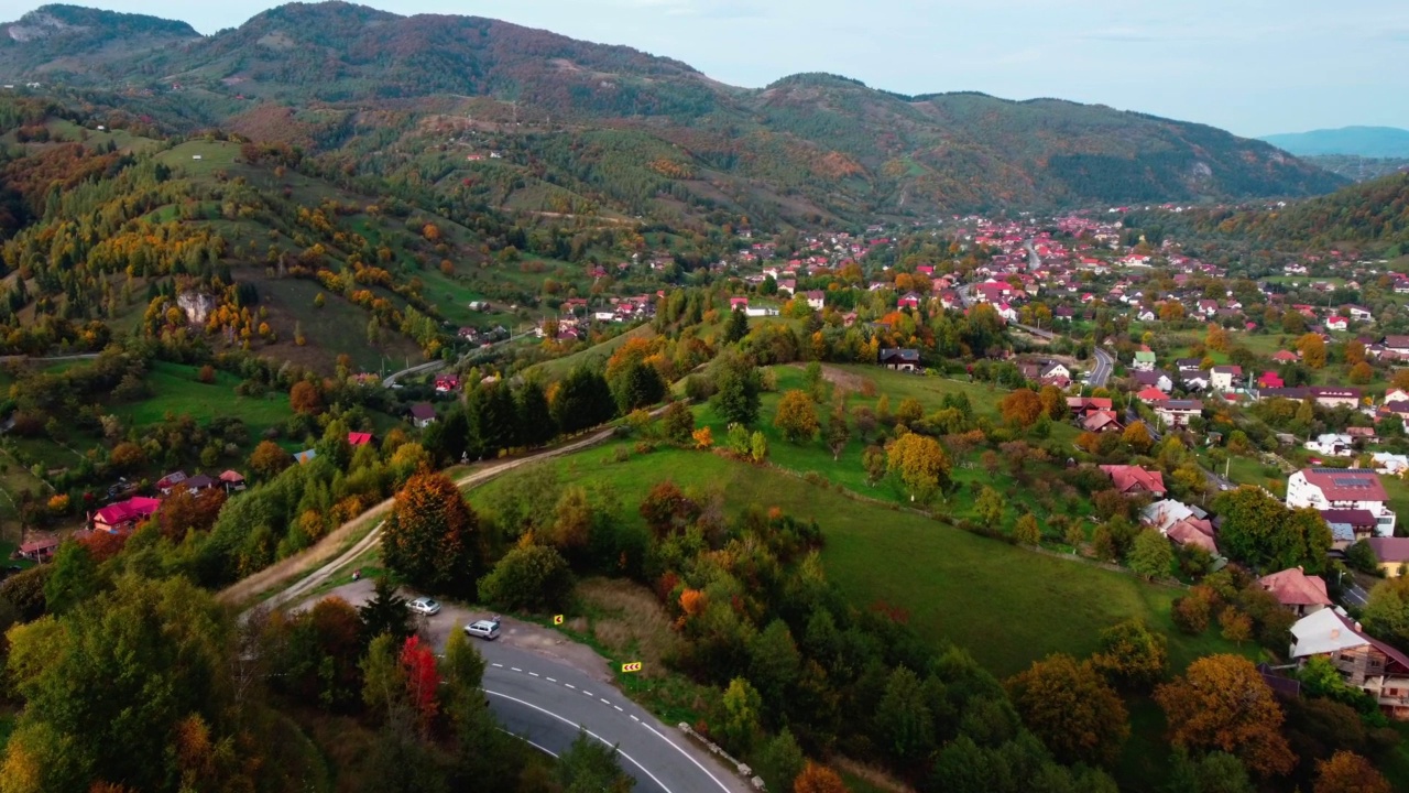 喀尔巴阡山脉蜿蜒道路的鸟瞰图。视频素材