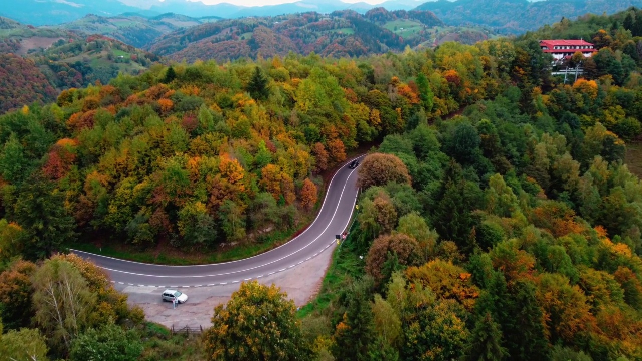 喀尔巴阡山脉蜿蜒道路的鸟瞰图。视频素材