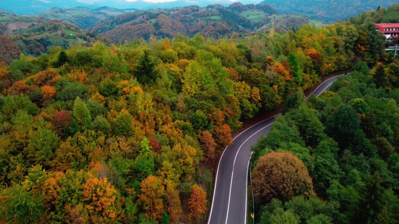 喀尔巴阡山脉蜿蜒道路的鸟瞰图。视频素材