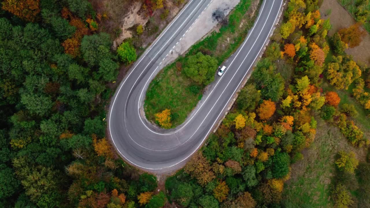 喀尔巴阡山脉蜿蜒道路的鸟瞰图。视频素材