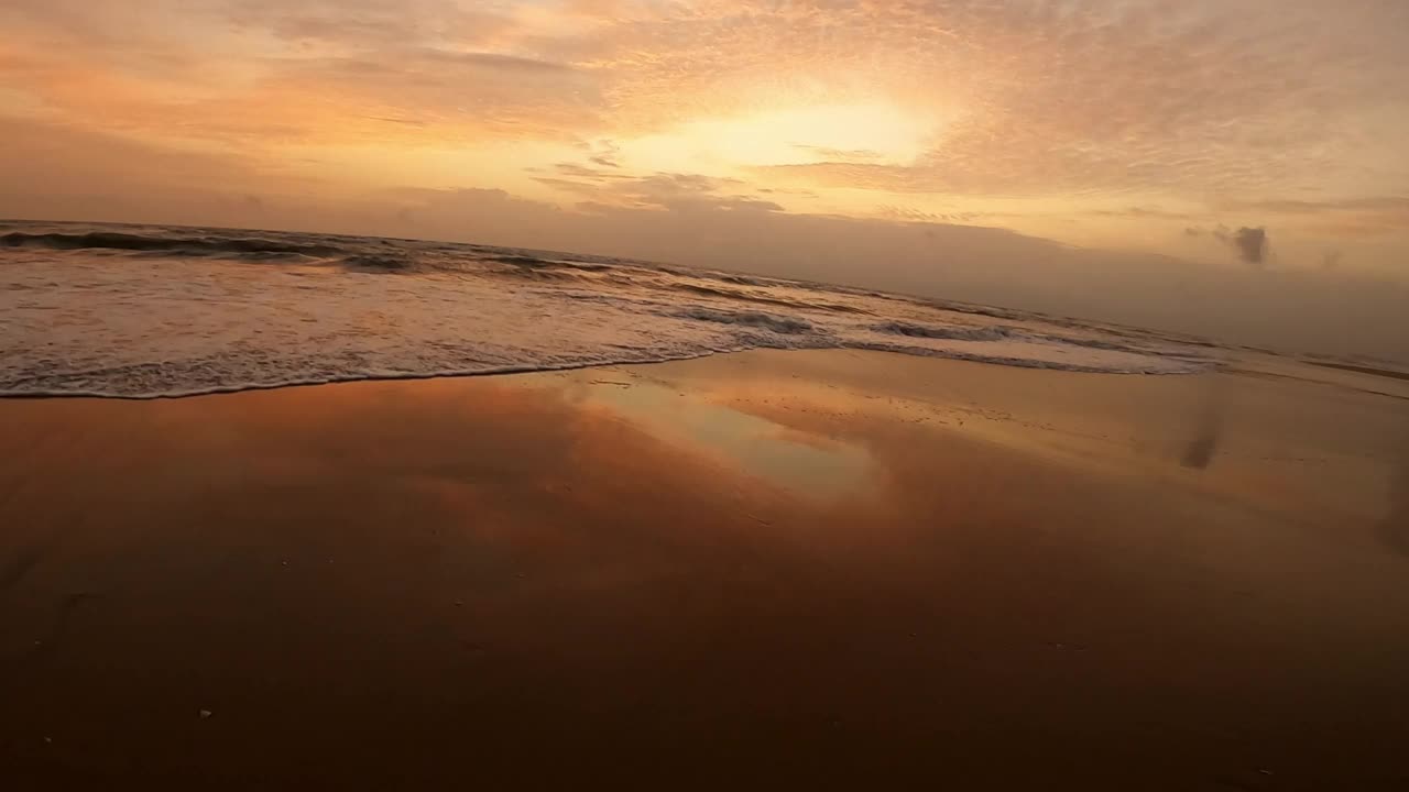 日落时海滩的美丽景色和平静的海浪视频素材