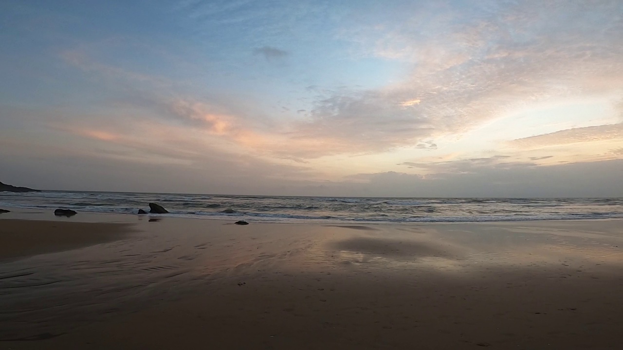 日落时海滩的美丽景色和平静的海浪视频素材