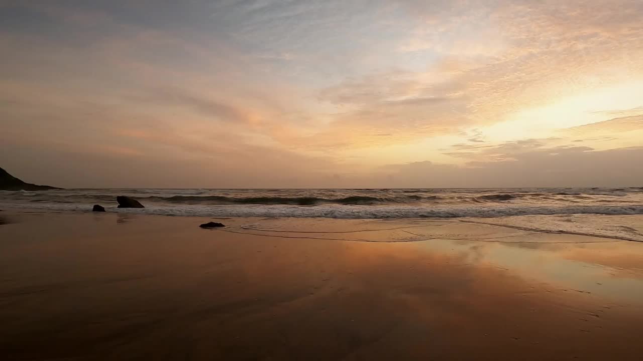 日落时海滩的美丽景色和平静的海浪视频素材