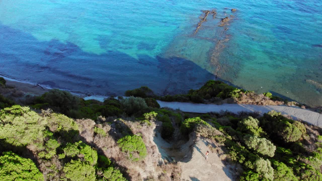 俯视无人机飞行Arkoudilas海滩希腊科孚岛岩石海滩海视频素材