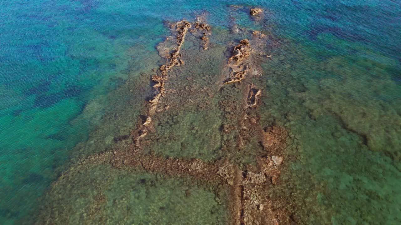 俯视无人机的海岸和海浪在科孚岛希腊慢动作视频素材