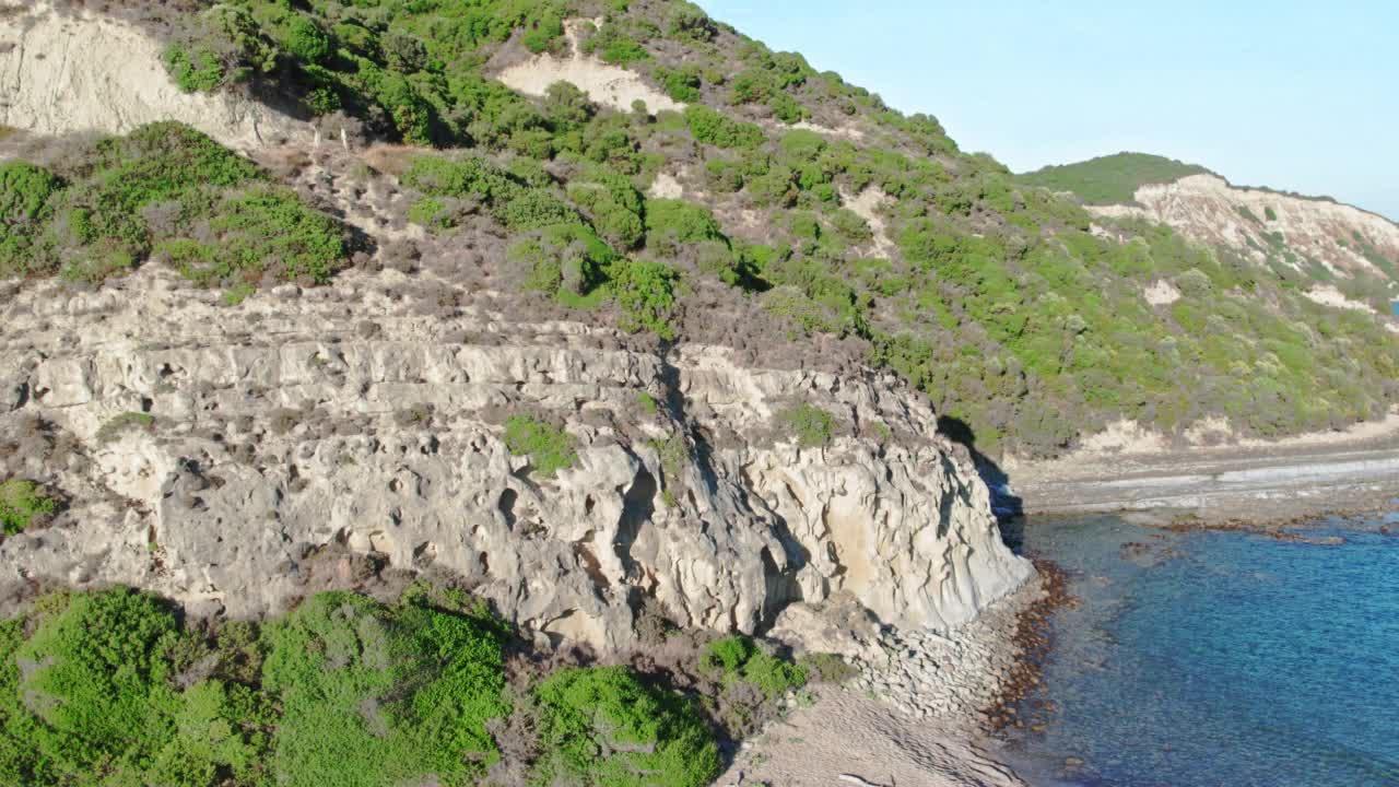 俯视无人机飞行Arkoudilas海滩希腊科孚岛岩石海滩海视频素材