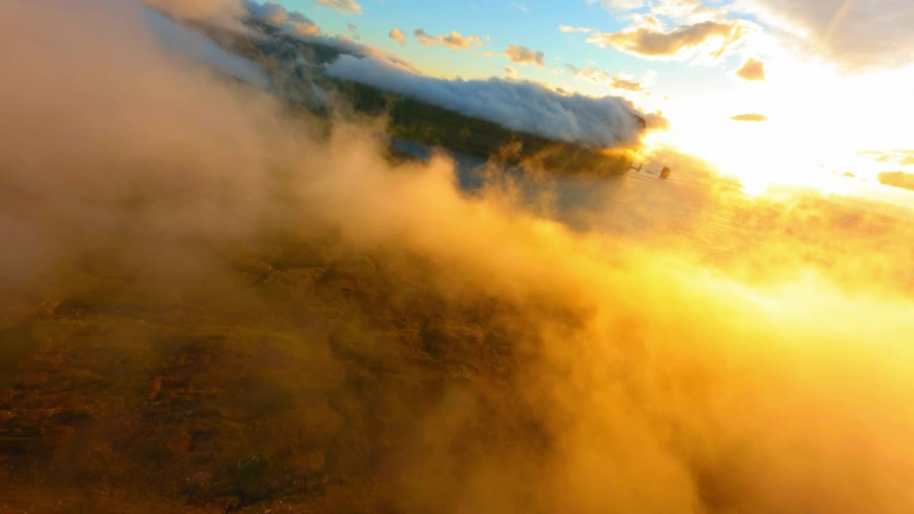 海上和岛屿的空中风景，无人机在日落时飞越云层-法罗群岛，丹麦视频素材