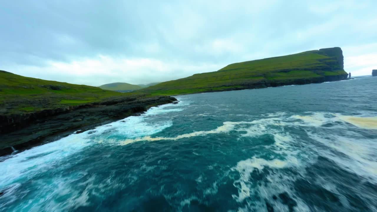 空中风景的青山在多云的天空，无人机向前飞行在波浪海-法罗群岛，丹麦视频素材