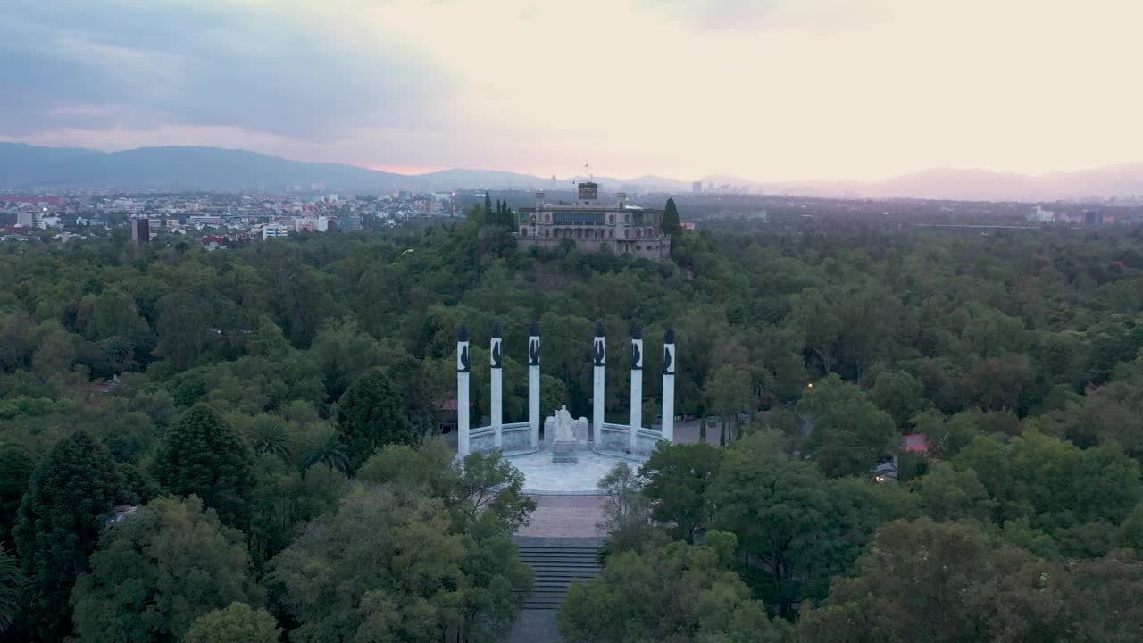 查普尔特佩克公园入口，祖国祭坛(西班牙语:祭坛a la Patria)视频下载