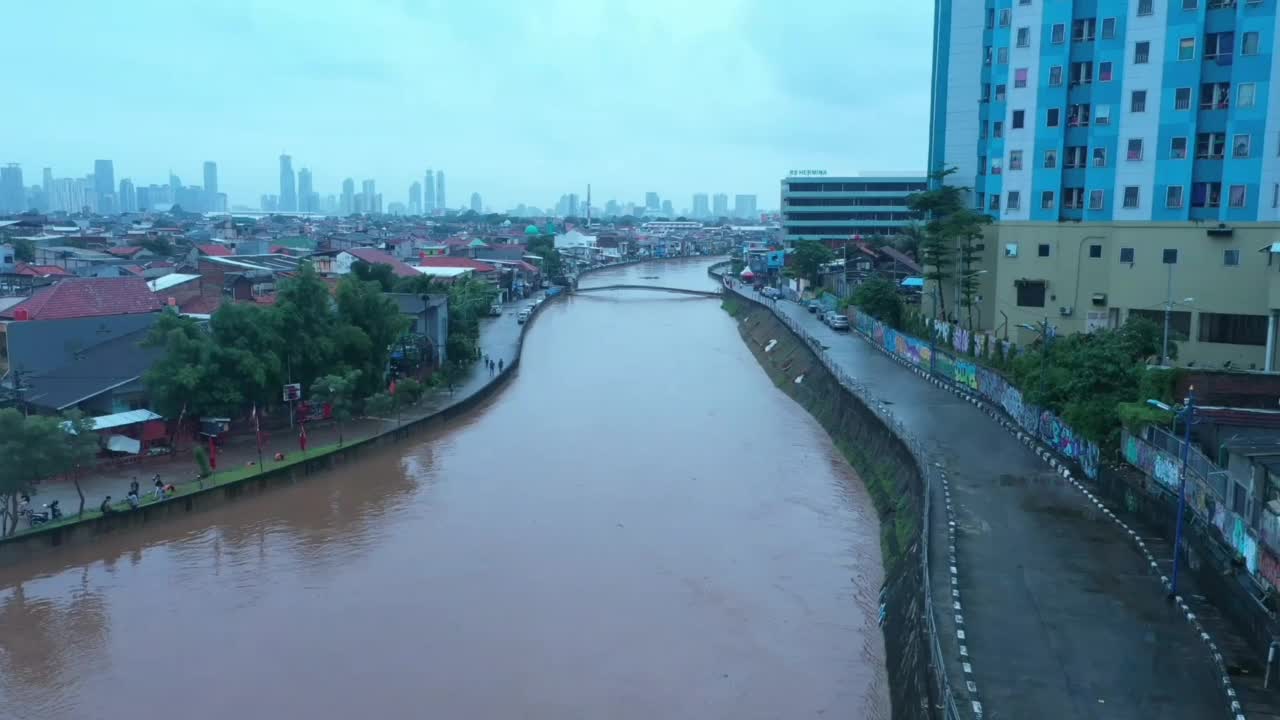 雅加达被洪水淹没的鸟瞰图，河水泛滥，车辆被淹没视频素材