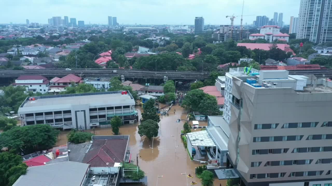 雅加达被洪水淹没的鸟瞰图，河水泛滥，车辆被淹没视频素材