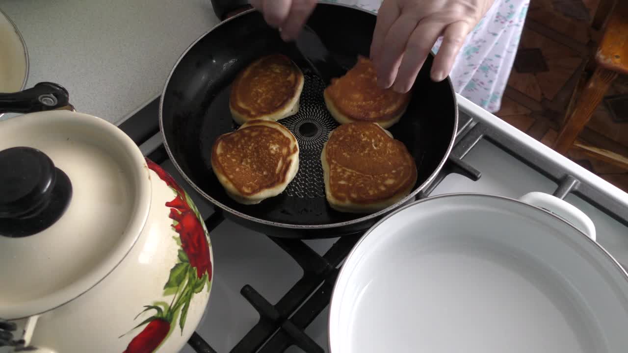 厨师在煎锅里准备小煎饼。健康食品的概念视频下载