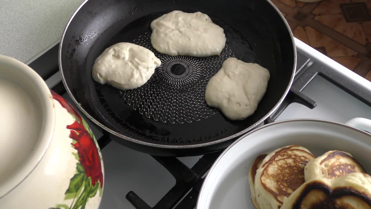 厨师在煎锅里准备小煎饼。健康食品的概念视频下载