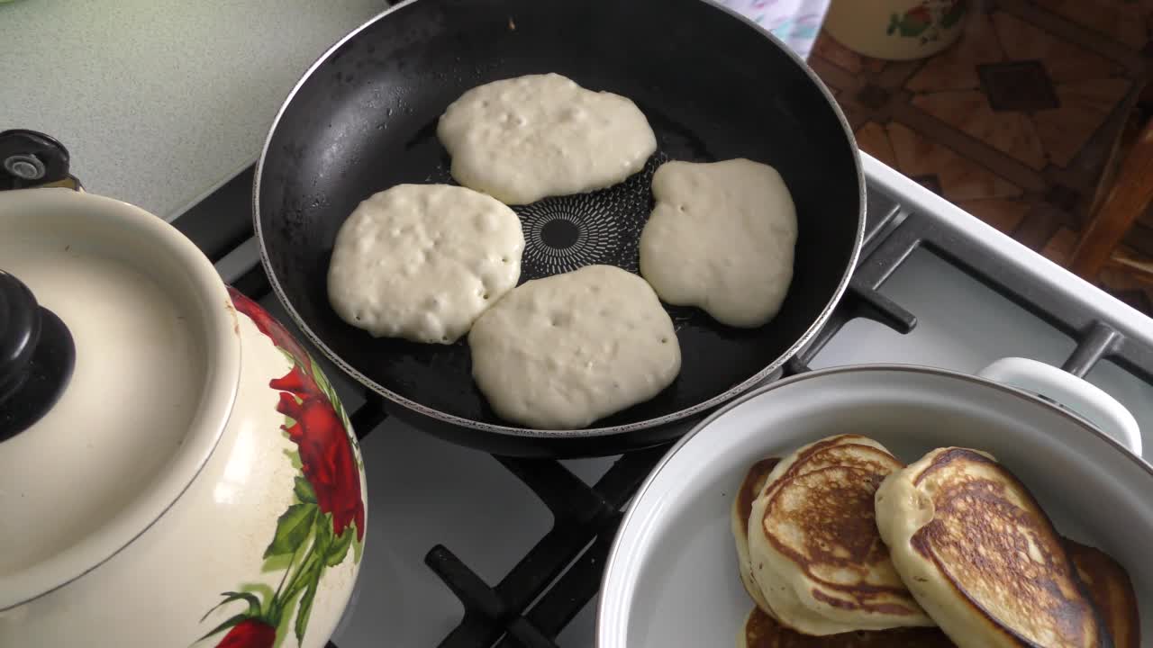 厨师在煎锅里准备小煎饼。健康食品的概念视频下载