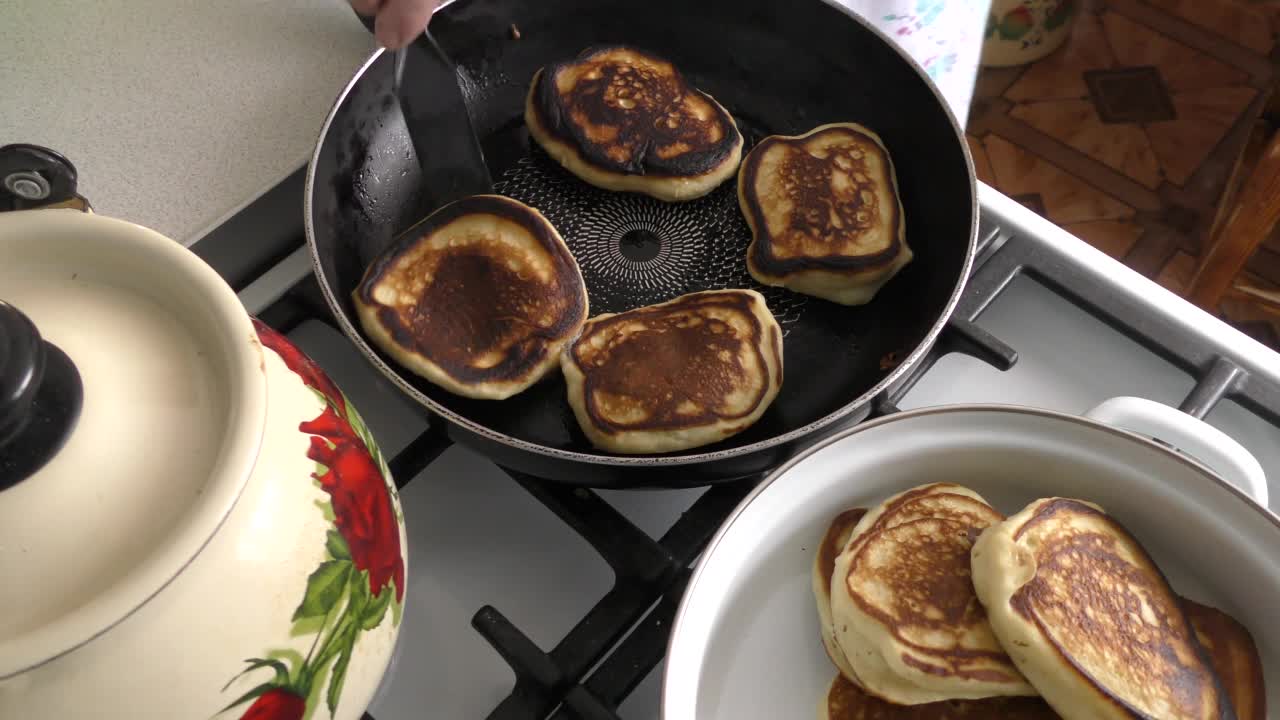 厨师在煎锅里准备小煎饼。健康食品的概念视频下载