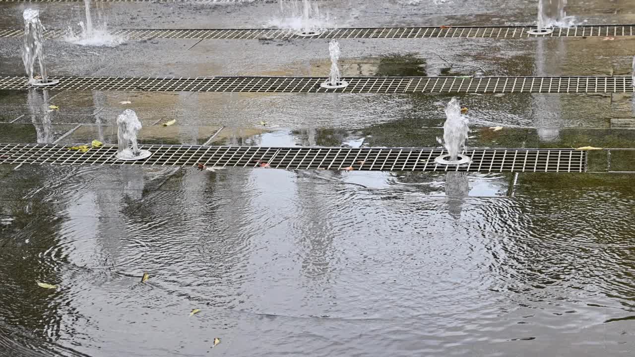 公园人行道平面喷泉排水网近景视频素材