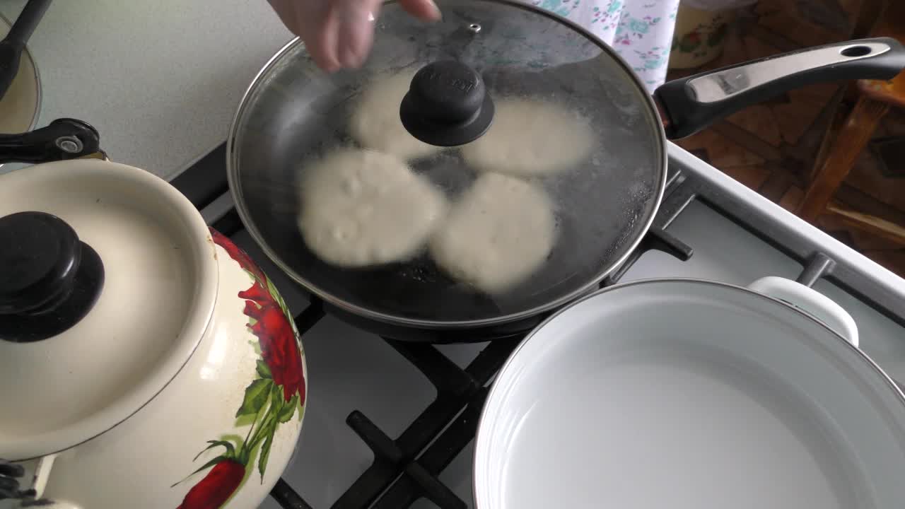 厨师在煎锅里准备小煎饼。健康食品的概念视频素材