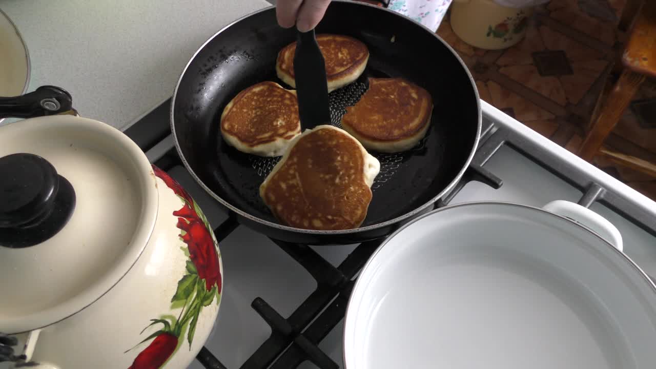 厨师在煎锅里准备小煎饼。健康食品的概念视频下载