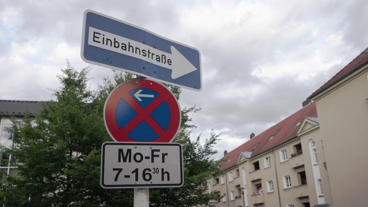 Einbahnstrasse transl。德国的单向路牌视频素材