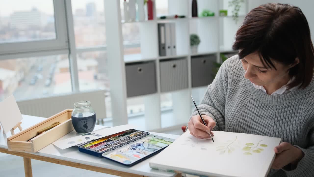 在室内画水彩画的女人视频素材